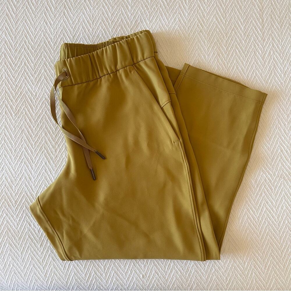 Lululemon On the Fly Crop 23" Pants Vintage Gold Yellow Size 8